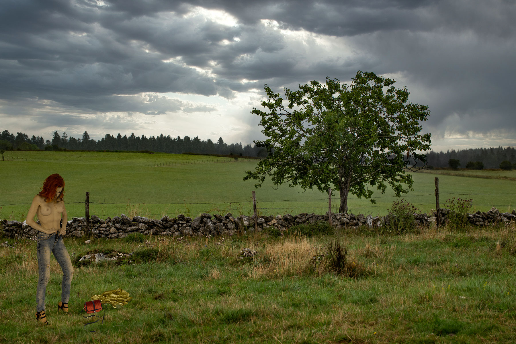 09-Dans-la-prairie,-pluie-légère,-s'habillant-ou-se-déshabillant,-_DSC0516.jpg