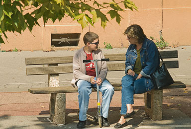 11_C06_Femme_et_enfant_à_la_trotinette.jpg