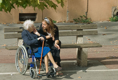 16_C09_Jeune_fille_et_femme_en_chaise_roulante.jpg