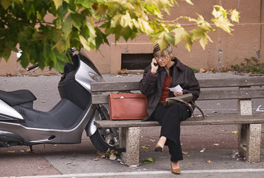 26_T03_Femme_téléphonant_et_scooter.jpg
