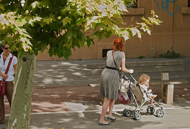 28_Z01_Femme_à_la_poussette_passant.jpg