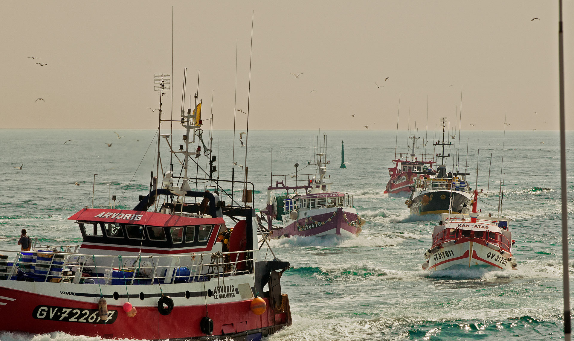 03_Arrivée_au_loin_bateau_tronqué_PV05839.jpg