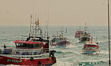 03_Arrivée_au_loin_bateau_tronqué_PV05839.jpg